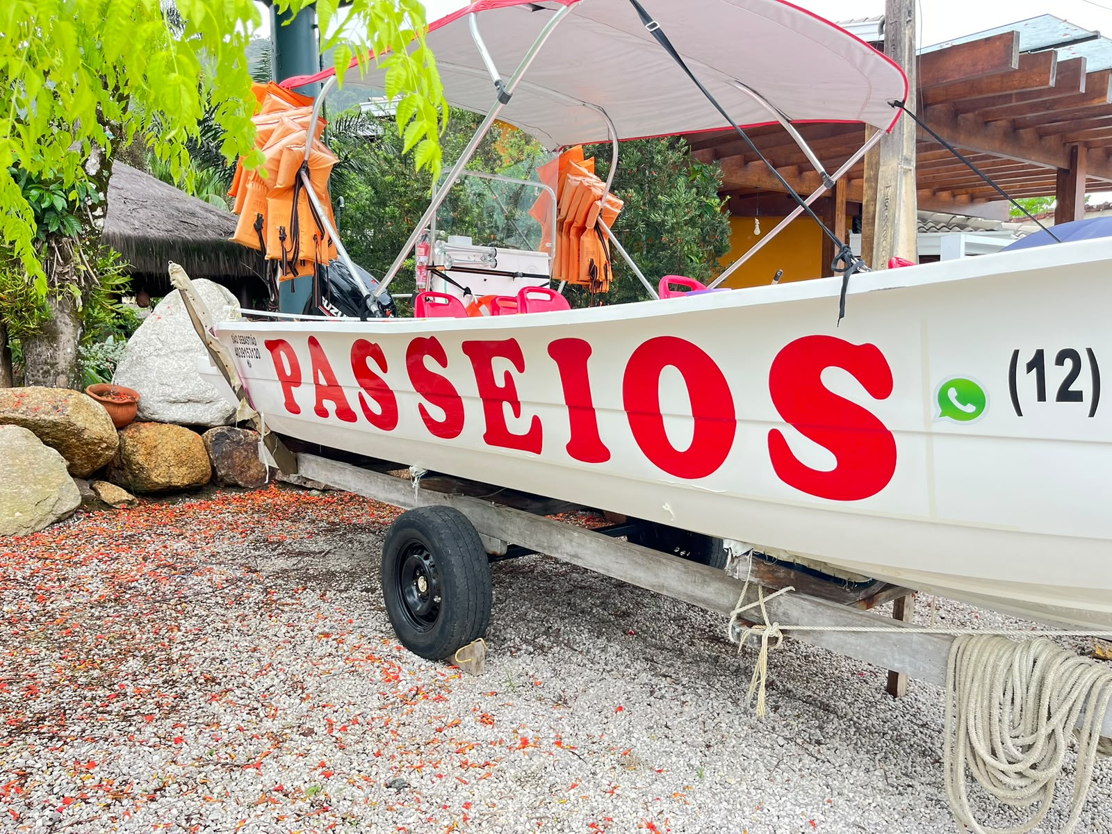 Adesivação de embarcação para passeios produzida pela Gráfica Maré Mansa