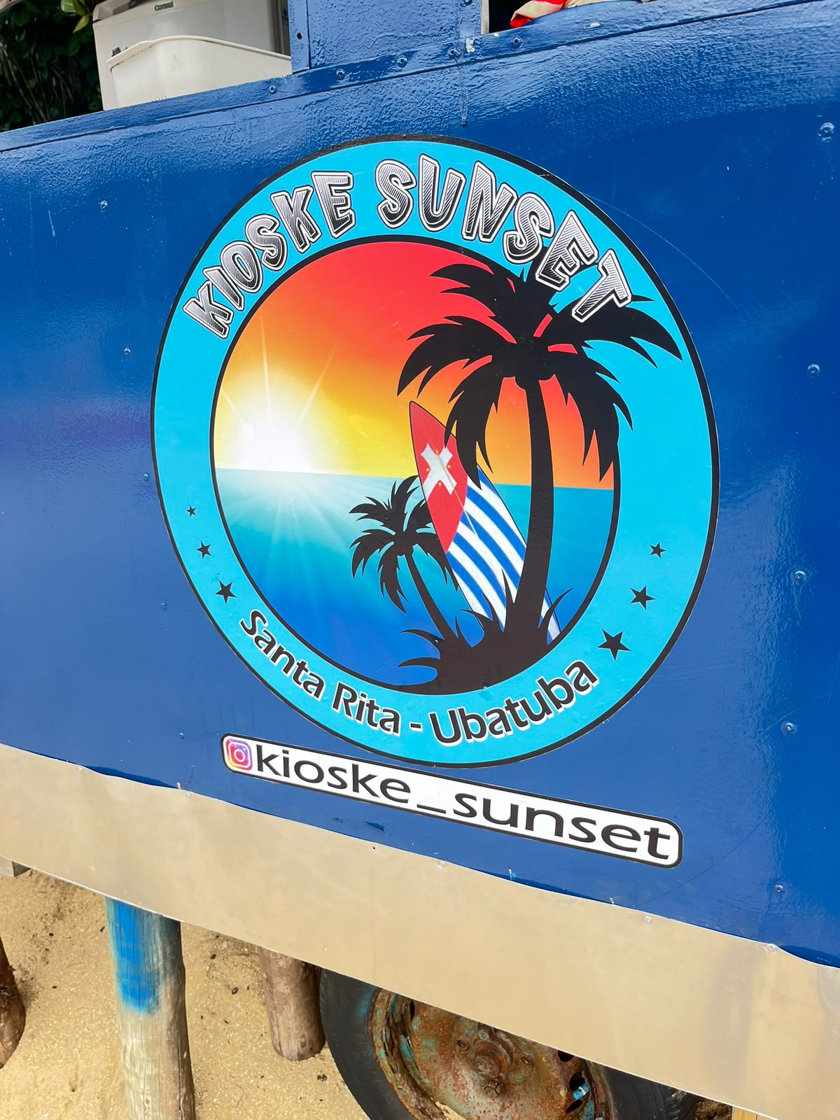 Adesivação com logotipo em quiosque de praia