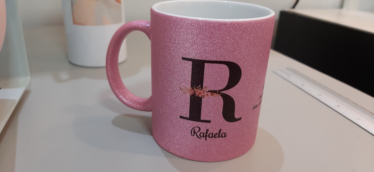 Caneca rosa com glitter, nome e inicial personalizados