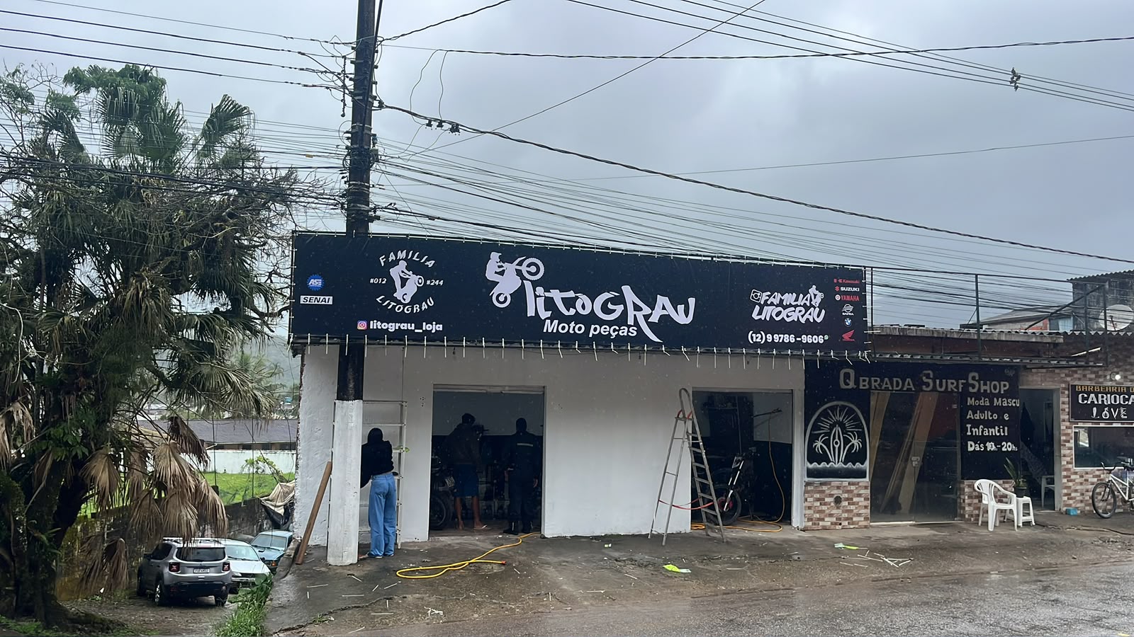 Fachada em lona instalada em loja de motopeças